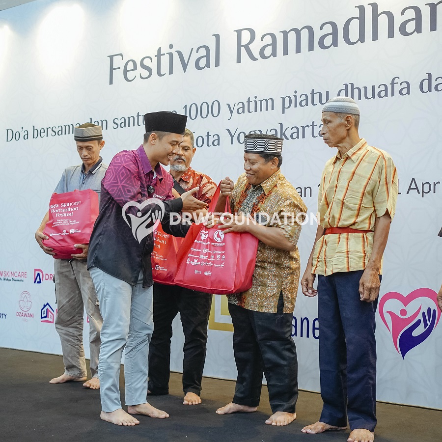 DRW Skincare Bagikan Paket Sembako ke 1000 Relawan Sampah Kota Yogyakarta