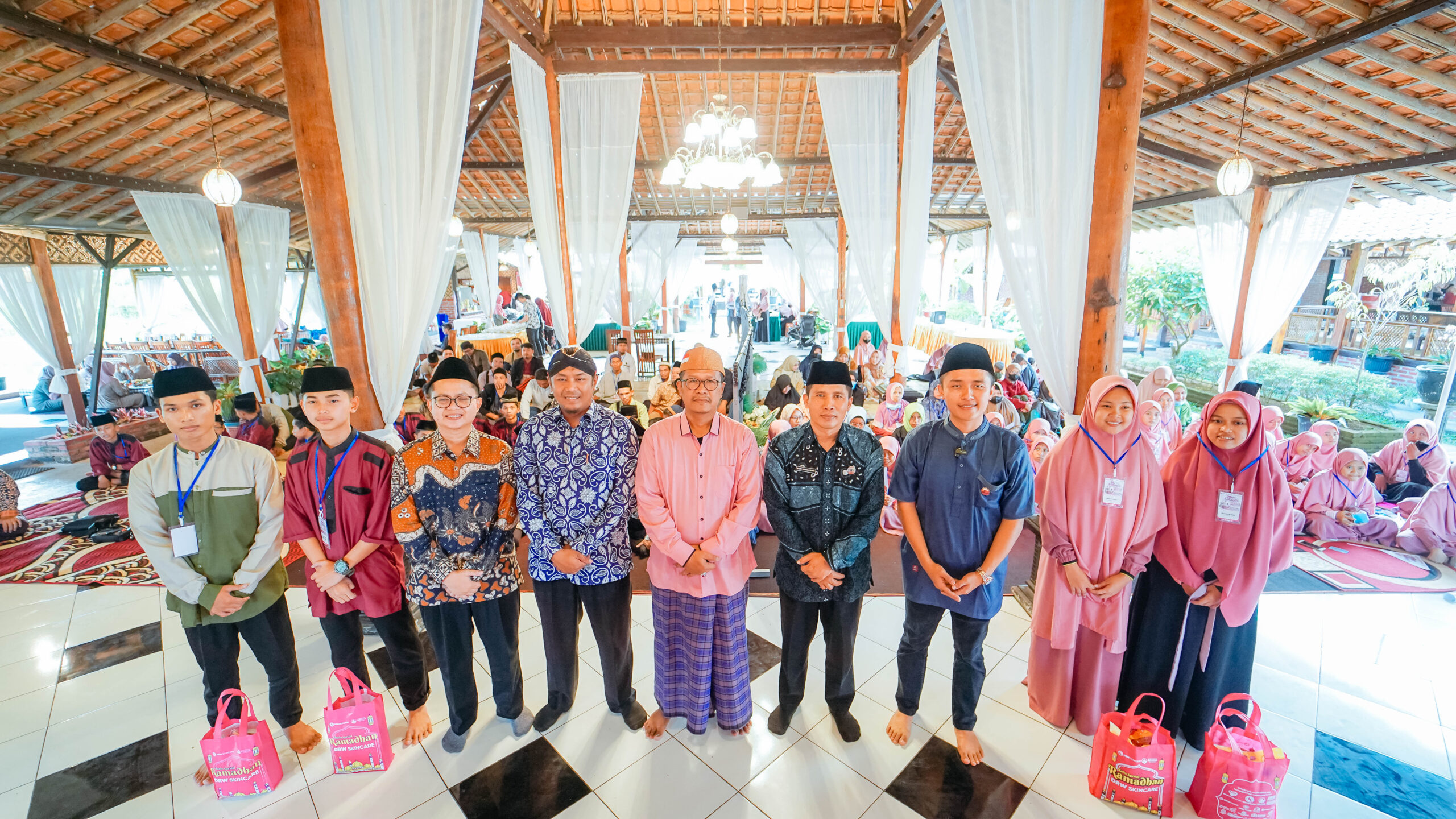 dr. Wahyu Triasmara, DRW Skincare adakan Bukber & Berbagi Kado Spesial Ramadhan ke Santri Pengahafal Al-Qur'an di Kulon Progo