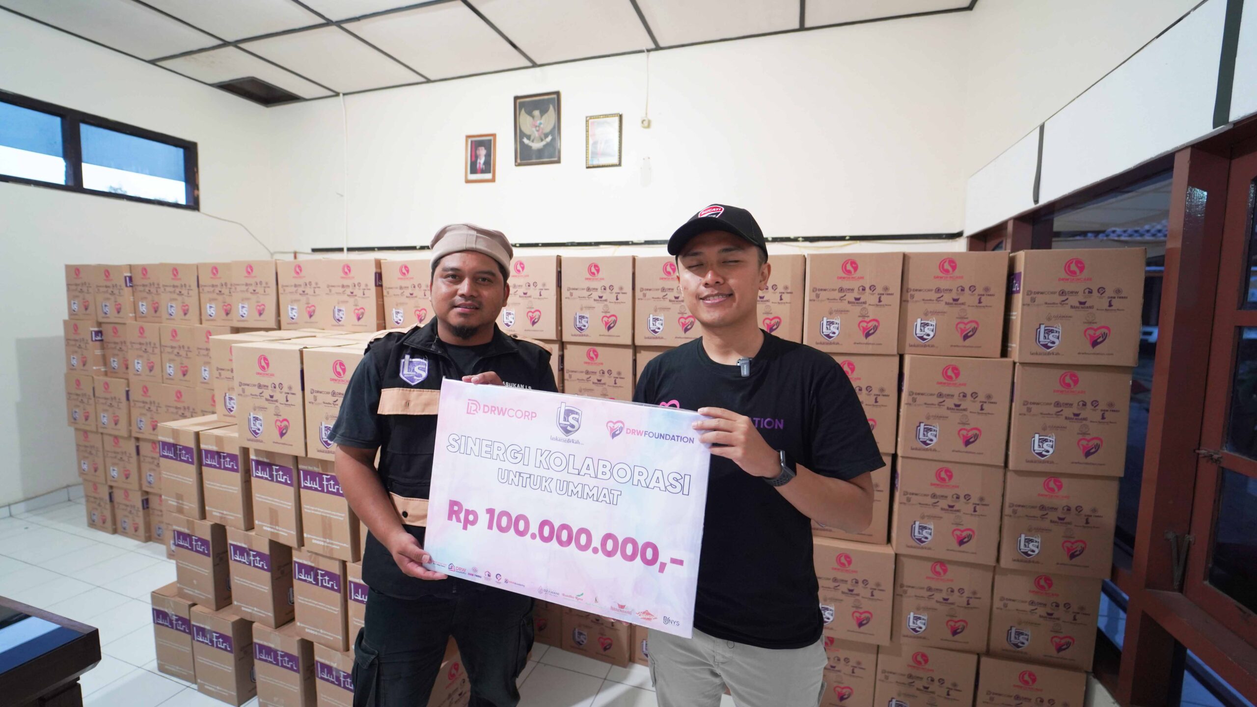 Kolaborasi dengan Laskar Sedekah Jogja, DRW Foundation Donasikan 100 Juta Rupiah