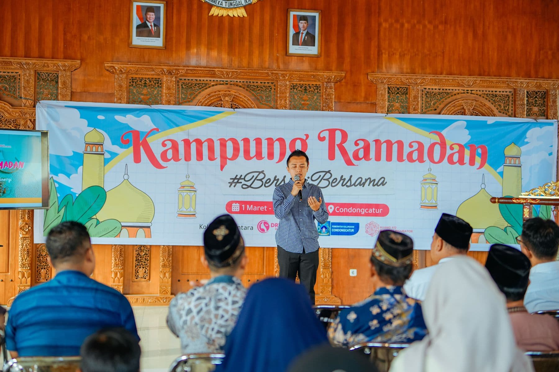 Warga duduk bersama di acara Kampung Ramadan #BerbagiBersama