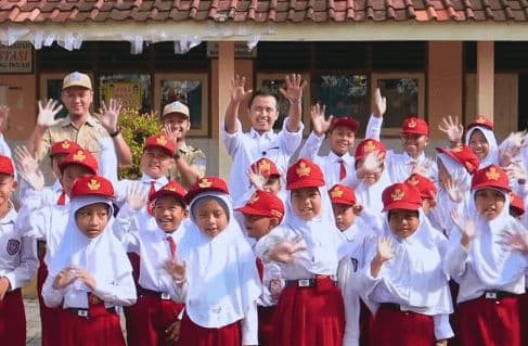 Seragam gratis untuk siswa SDN Taraman