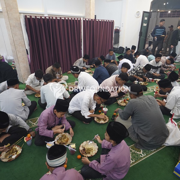 DRW Foundation adakan Khataman dan Makan Menu Sate Bakoh bersama Santri Yatim Dhuafa Penghafal Quran