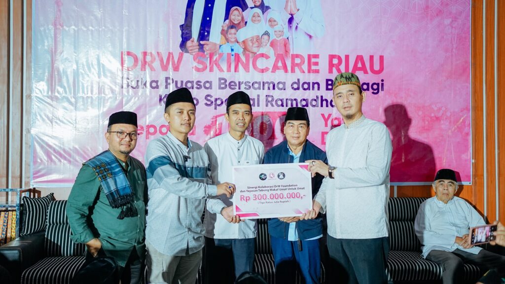dr. Wahyu Triasmara Bagikan 1000 Kado Spesial Ramadhan di Riau bersama UAS